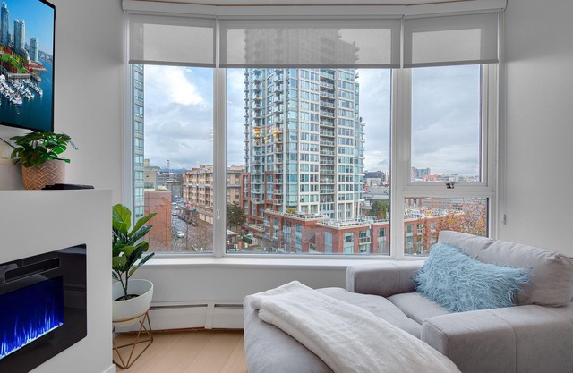 King Bed Apartment w/Pool, Sauna, Gym, & Free Parking ❤ The Urban Oasis