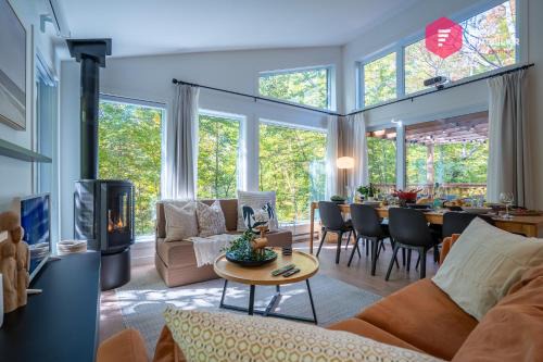 King bed, Cinema screen, Private SPA, Pool, Sauna, Near Quebec