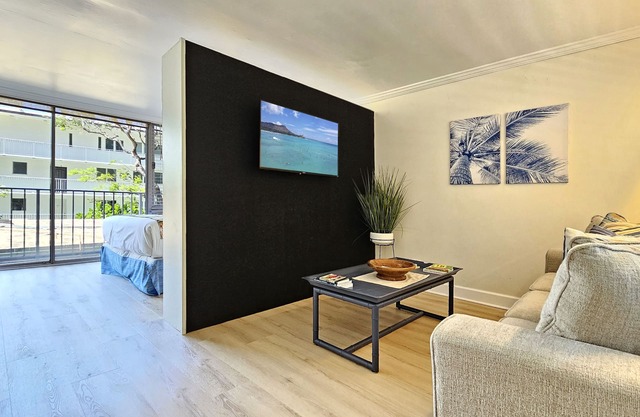 King Bed Diamond Head Beach Hotel Studio Apt.