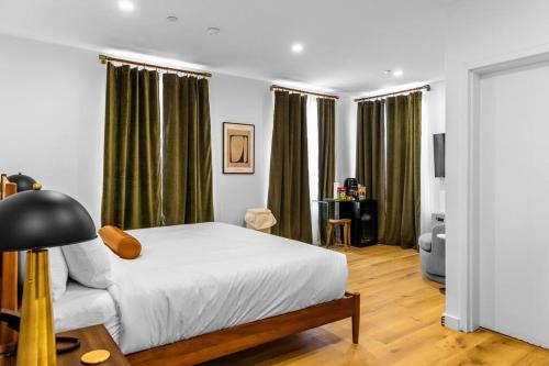 King Bed, DTWN Historic Hotel, Fiber Wifi, 50 in Roku TV, Room # 106
