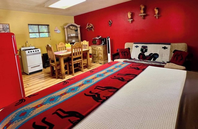 King Bed/Kitchen Suite at Lake Roberts