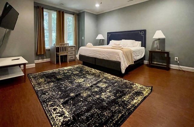King Bed Master Suite Near Uptown