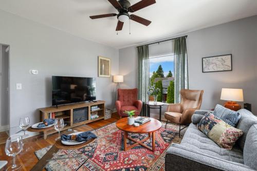 King Bed, Near DT and Best Restaurants, Pets OK!