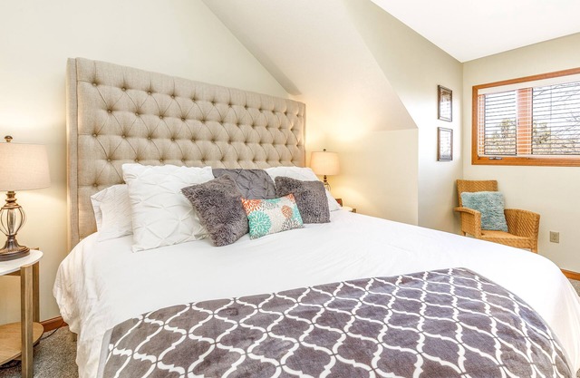King bed, Peaceful, Wood Fireplace, Near Spa, Golf, Trails