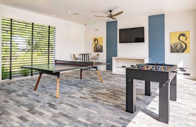 King Bed, Pool & Gym, Near Parks, Pets allowed