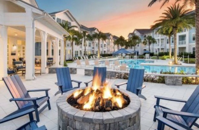 King Bed Private Balcony W/Pool View/Close to Beach!