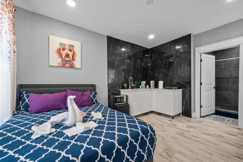 King Bed & Spacious Hideaway for One or Two