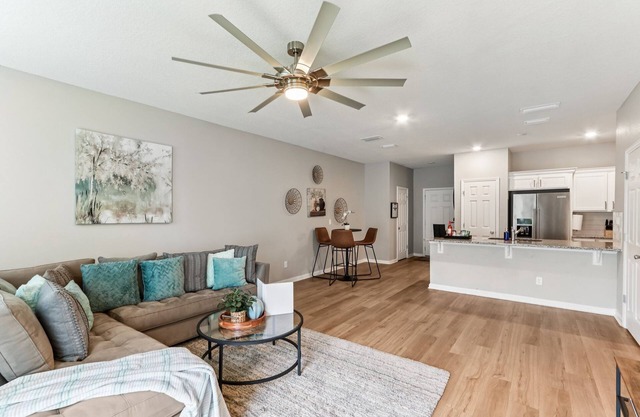 King Bed Suite, Pet-Friendly – Minutes to Beach
