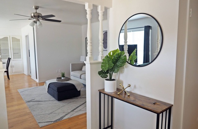 King Bed w Workspace, Fast WiFi & Fenced Backyard