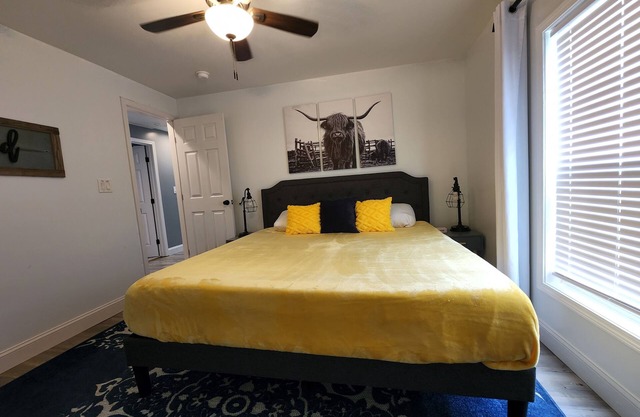 King Bedroom, Outdoor Cabana w/Bed Swing, Quiet House Minutes to D/T Louisville