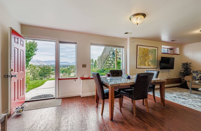 King bedroom. Spacious living room. Dining area with glorious view. Full kitchen