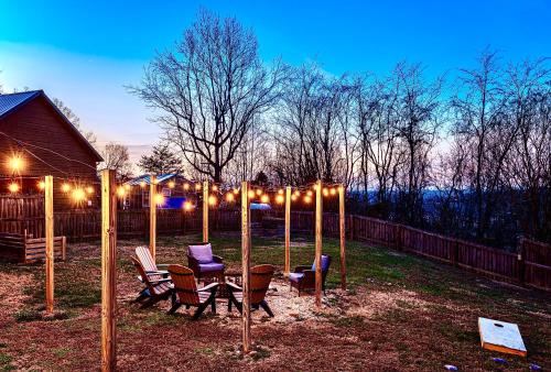 King Beds, Views, EasyRoads, PoolTable, Spa, Theater, Outdoor fun