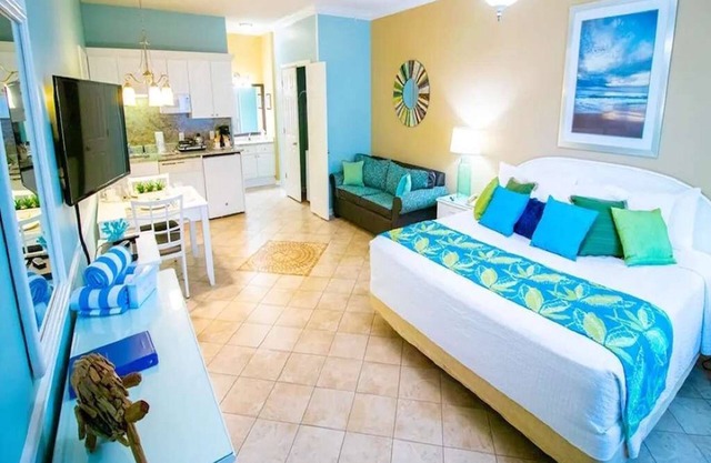 King Hotel Suite 10 minutes away from the beach