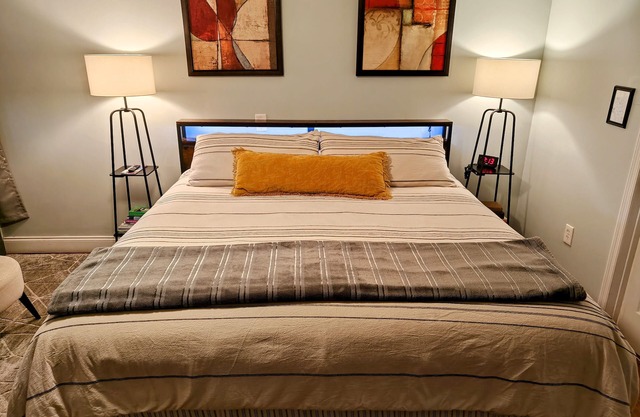King. Minutes to Wilton Drive. Private entrance and bathroom.