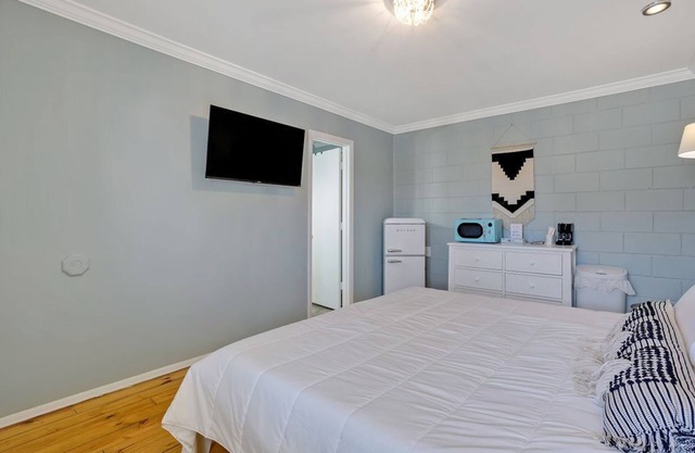 King Room Hotel- 2 Pools, Near Beach/Boardwalk, No Pets Allowed