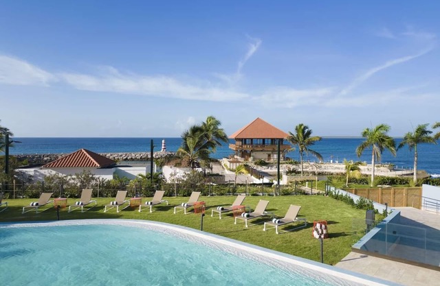 King Room w/Ocean View Balcony, Outside Pool, Free Parking & Near the Beach