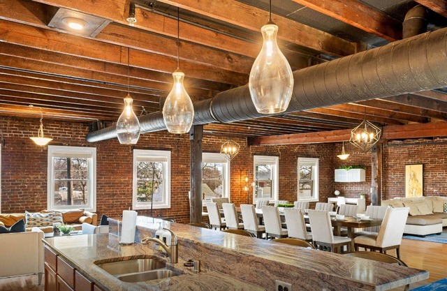 KING Sleep8 4Bed 3BR 2BA Swepson Loft 301