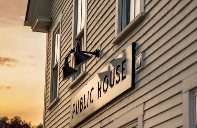 King Suite at Public House, food trucks & craft beer on site, walk to UNH & town