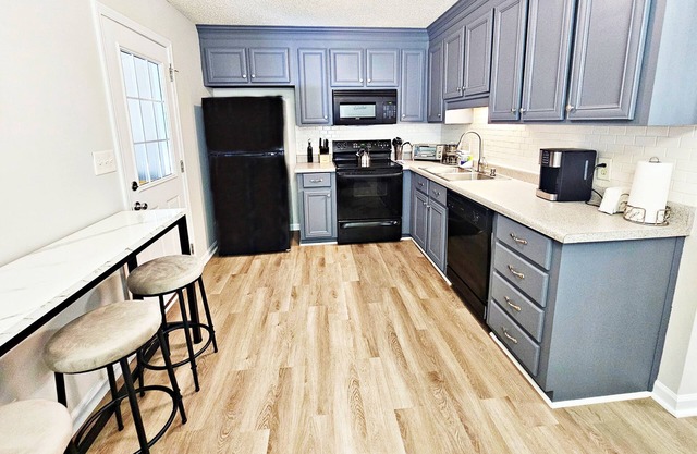 King Suite, BBQ Grill, Near RAFB, 4 TVS, Dedicated Workspace with WiFi, AC
