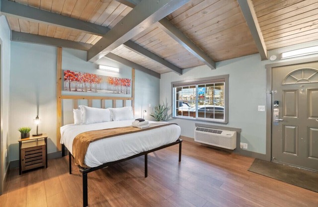 King Suite Escape! Steps from Stateline at Blue Jay Lodge