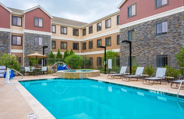 King Suite. Free Breakfast. Outdoor Pool & Hot Tub