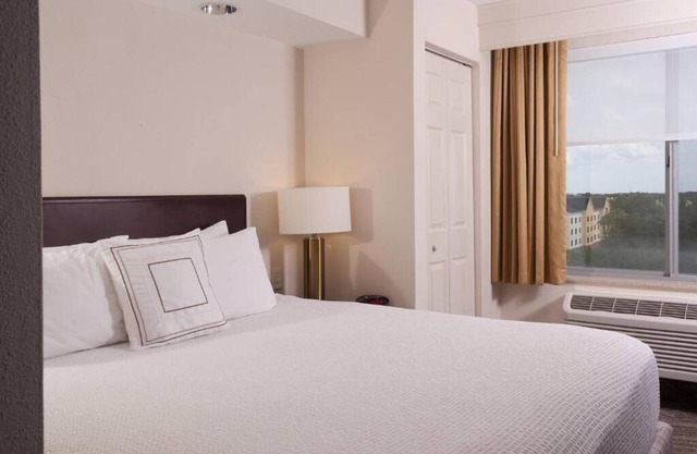 King Suite Near Airport Lakes Park ORL