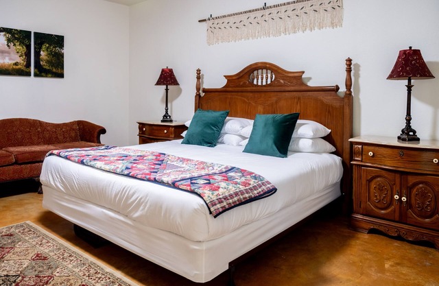 King Suite on 73 Acres -10min to Round Top - in the middle of Austin & Houston!