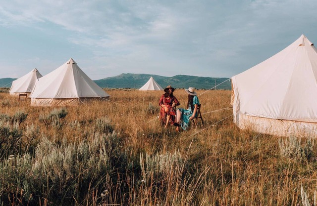 King Tent w/Shared Bathroom - Step into our open field between the mountains.