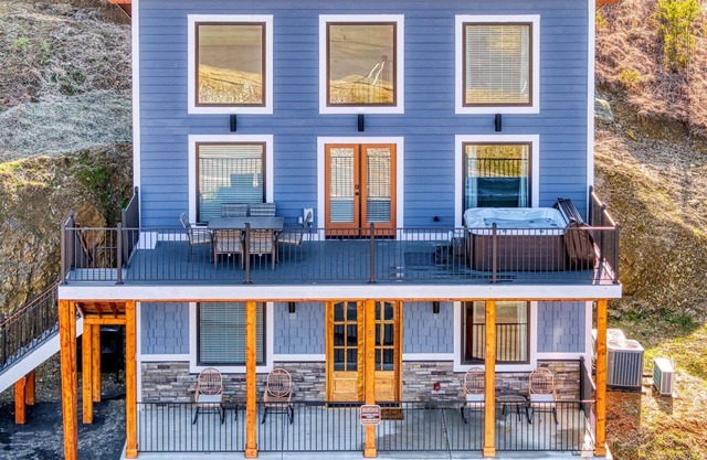 Kingfish Kreek Cabin, a spacious 3bd 2bth retreat w/stunning mountain views!