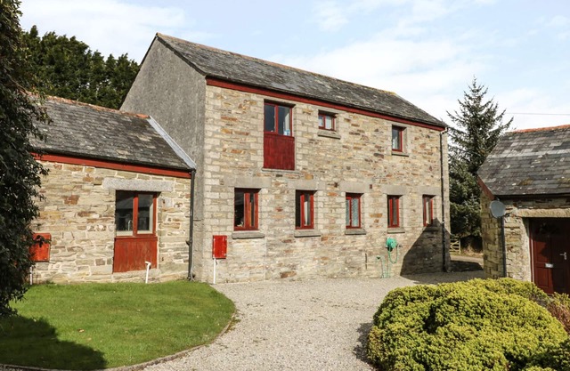 KINGFISHER BARN, pet friendly, with open fire in East Taphouse
