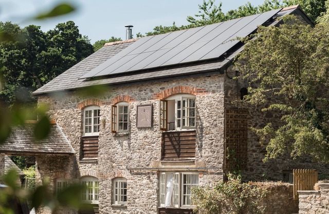 Kingfisher Barn, stunning location, private hot tub, tennis, river frontage