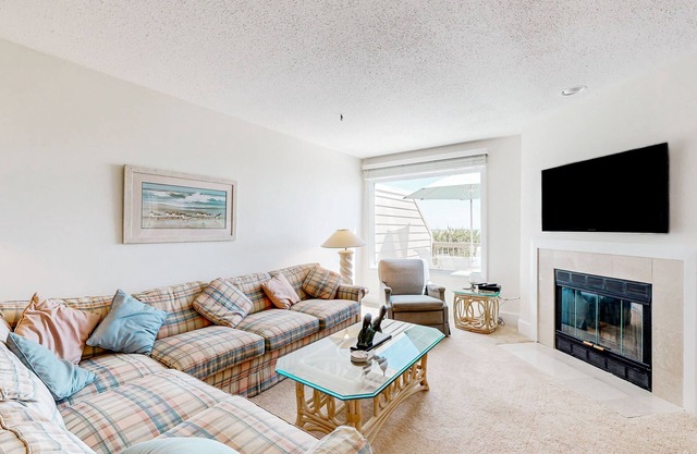 Kings Grant Beachfront Townhouse w/Ocean Views, Shared Pool, Free WiFi, Private