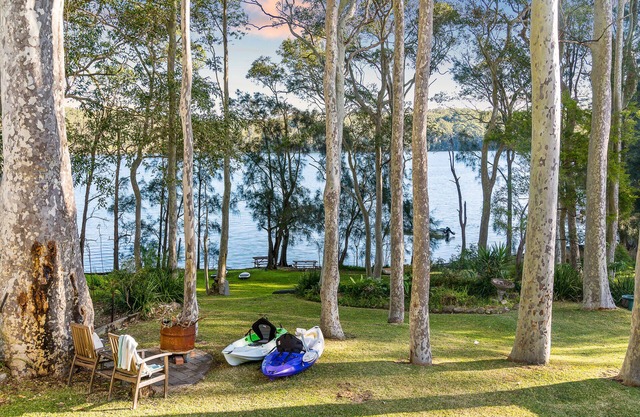 Kings Point Lake House - Lakeside Family Holiday