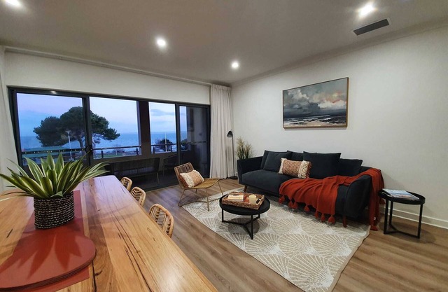 Kingscote Terraces One: Ocean Views, Fabulous Town Location, Table Tennis, Wifi