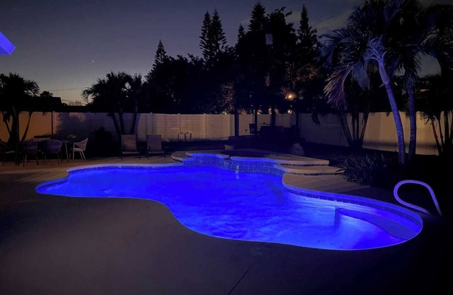 Kiss the Wave - Spacious 4BR/3BA, w/pool/hot tub