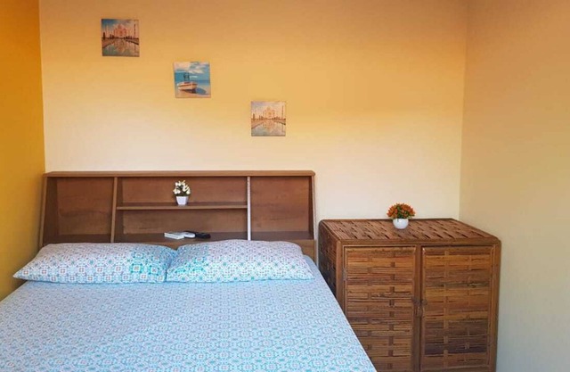 Kitnet near the beach equipped with stove, refrigerator, air conditioning.