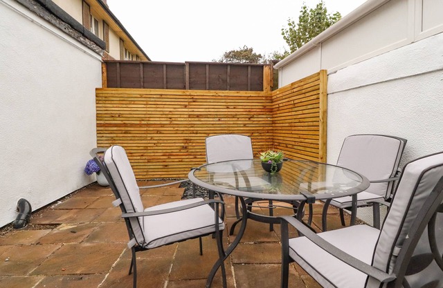 KITTY COTTAGE, country holiday cottage, with a garden in Blackpool