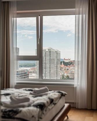 Klingerka Apartment, 25th floor with Free parking and view of Castle and Danube
