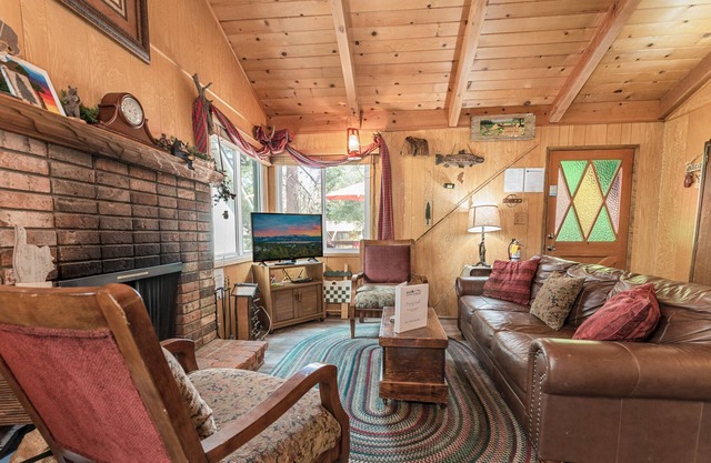 Knotty Pine Chalet - 2br/1ba/walk To Lake And Village/fireplace/wifi/smarttv/barbeque/fencedyard 2 Bedroom Chalet
