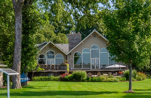 Kohl Manor Luxury Lake 8-br exclusive retreat Pool, Cinema, Arcade on LacLaBelle