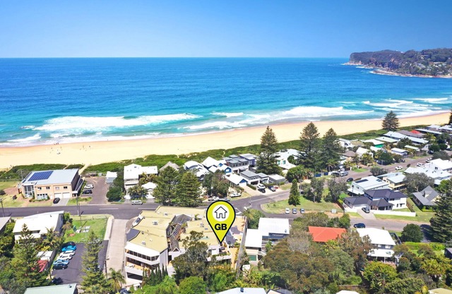 Koko's Oasis - great family unit opposite the beach.