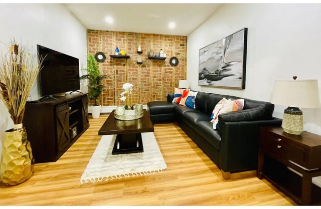 Kosciuszko Station | Spacious Luxury 3-Bed +Office