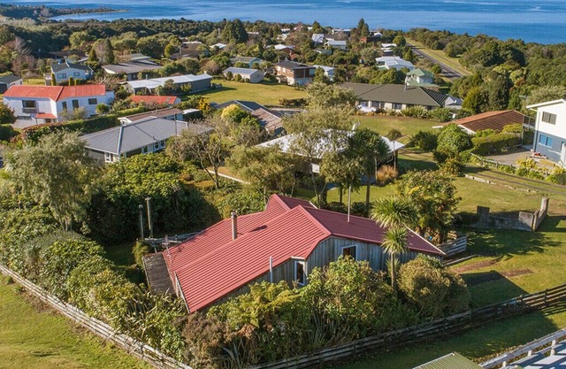 Kowhai Cottage - Omori Holiday Home