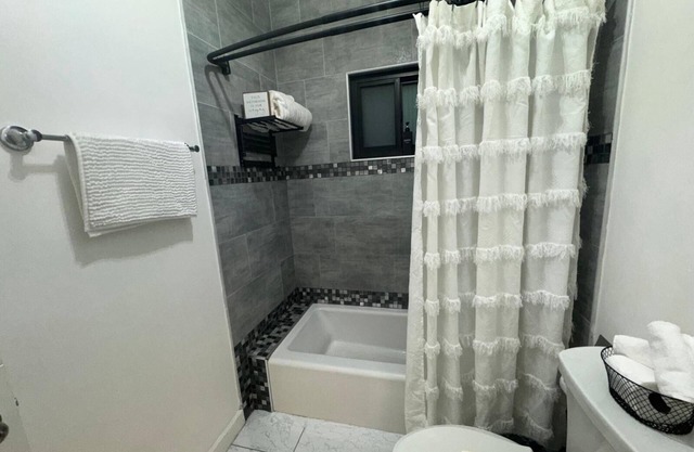 KoziKasa-Violet View’s is a 1-bedroom apartment in awesome Kingston with AC,WiFi