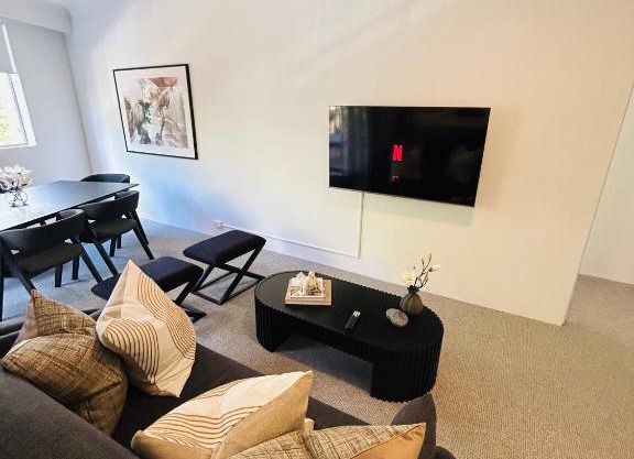 KozyGuru | Camperdown | Cozy 2-Bed Apt + Parking