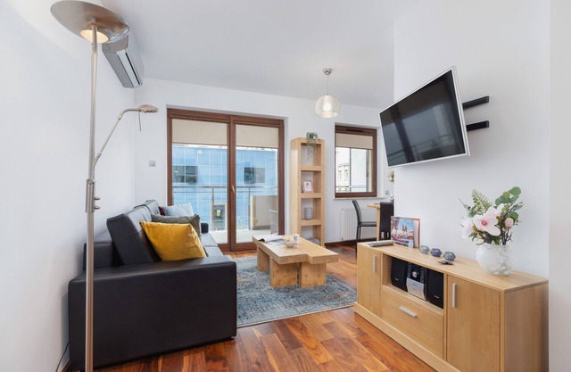 Kraków Błonia Apartment by Renters