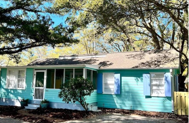 KumBaYah Cottage, marsh-side, under the Live Oaks. Hike, bike or cart to beach!