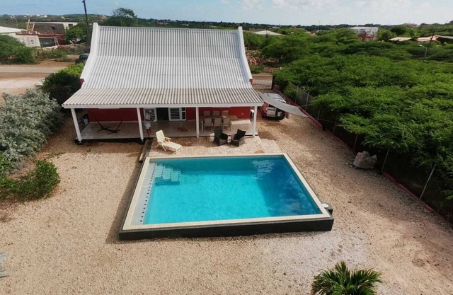 Kunuku Bieuw or old knoek, we offer you this authentic house with pool.