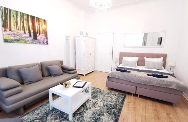 KVH by ROCKCHAIR Apartments l SUPERHOST Status l Boxspringbett am Schloss Charlottenburg welcomes you!