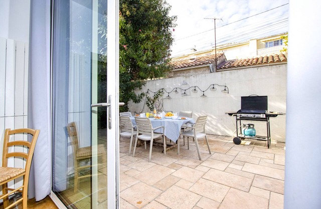 "L'Adré". Large townhouse close to the port